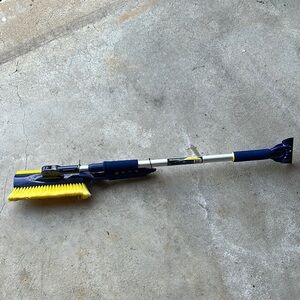 Michelin Blue and Yellow Telescopic Snow Brush